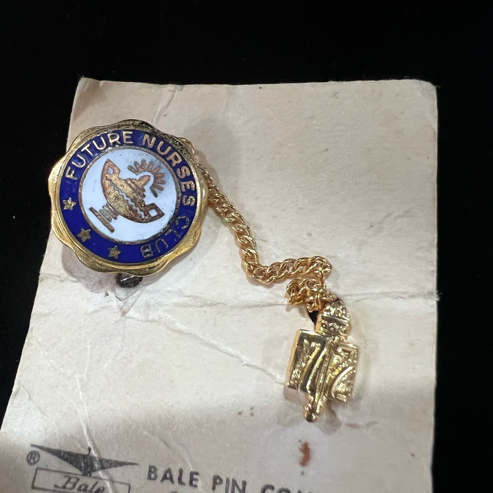 Vintage 1972 Future Nurses Club Enamel Pin Bale Boston NOS w Card - Picture 5 of 16